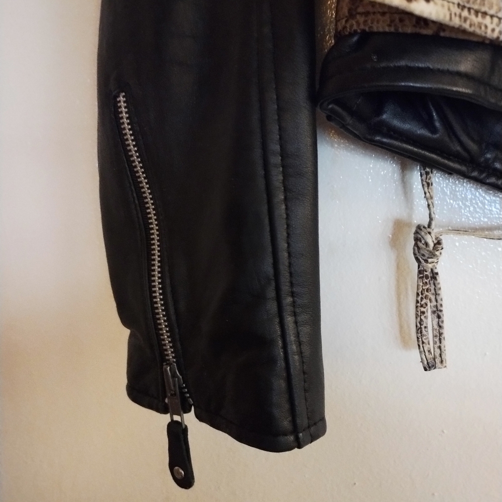 Milwaukee Black Leather Motorcycle Jacket Women’s Size Medium - Picture 11 of 16